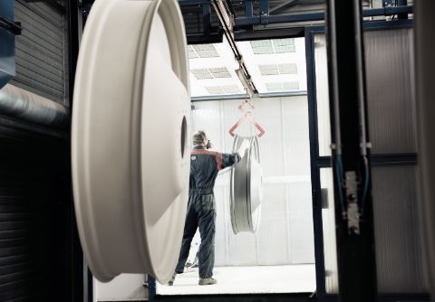 Pagina 4 bolletje met poedercoater in kleur