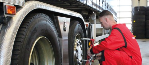 Montaje de un neumático de camión