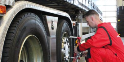 Montaje de un neumático de camión